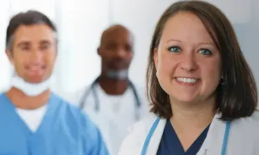 在线MSN硕士研究生与医院工作人员微笑