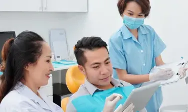 有文凭的牙医助理协助牙医与病人会诊
